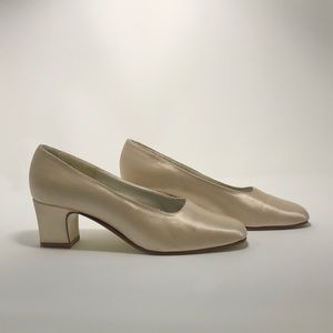 VINTAGE - light pink satin block heel pumps